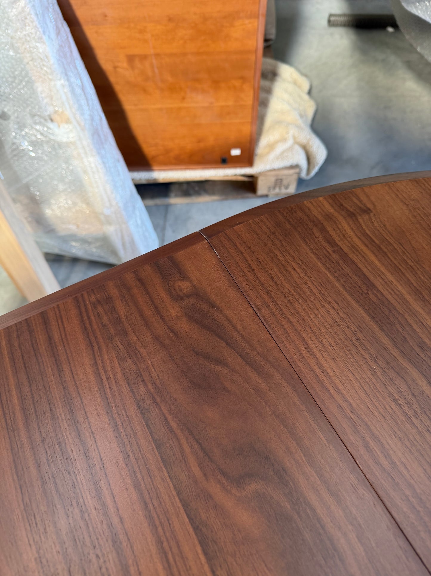 La Redoute AM.PM Sanara Walnut and Veneer Extendable Round Table 4 - 8 People