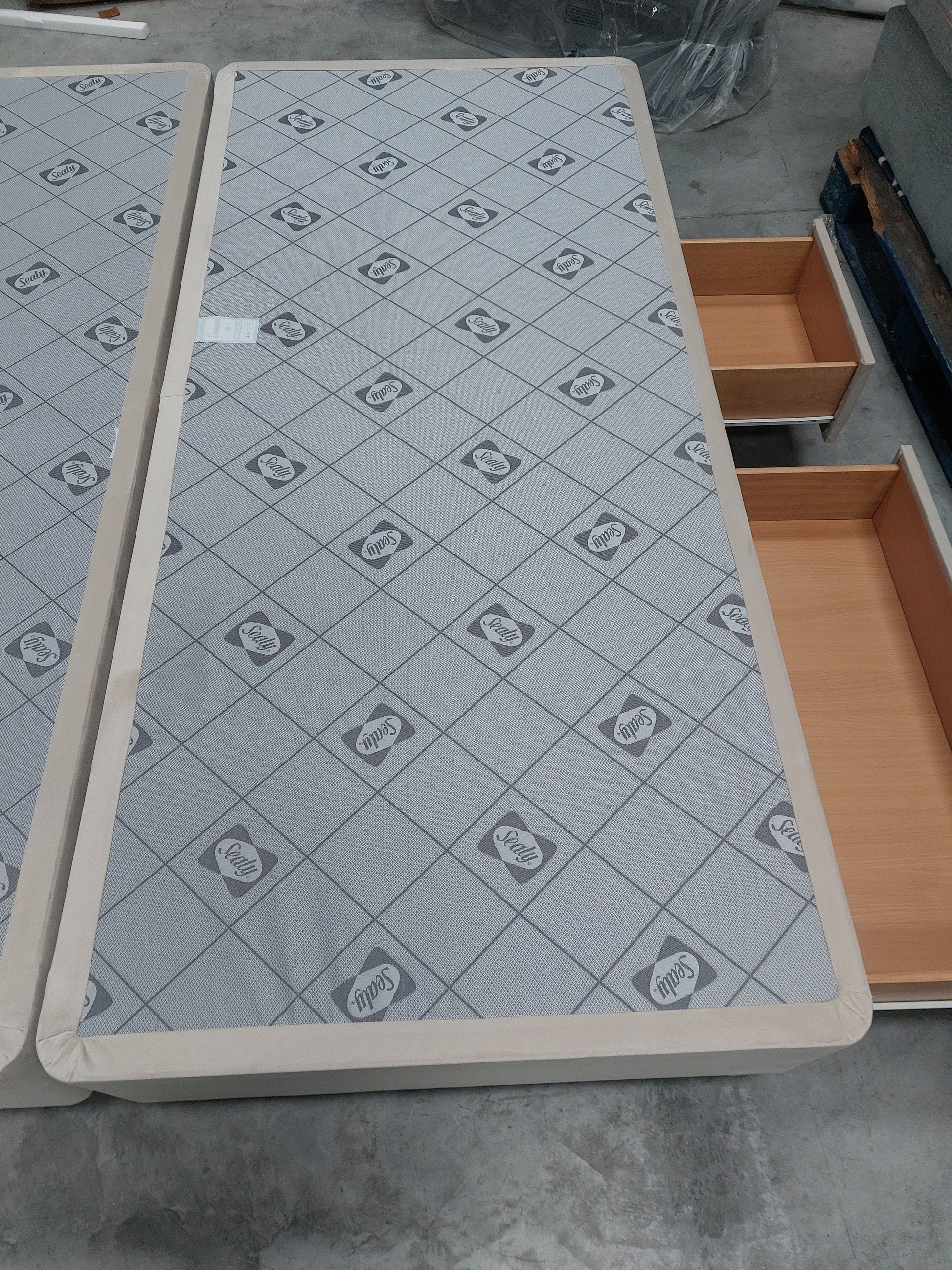 Sealy Posturepedic Exquisite 2 + 2 Drawer Divan Base, Rich Oak Legs Super King Size