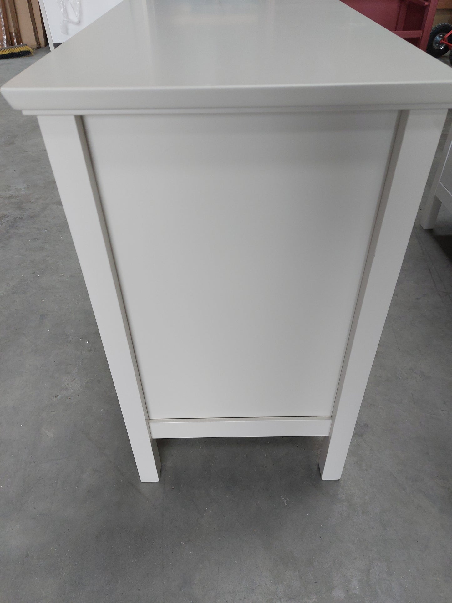 List - WILTON LINEN DRESSING TABLE