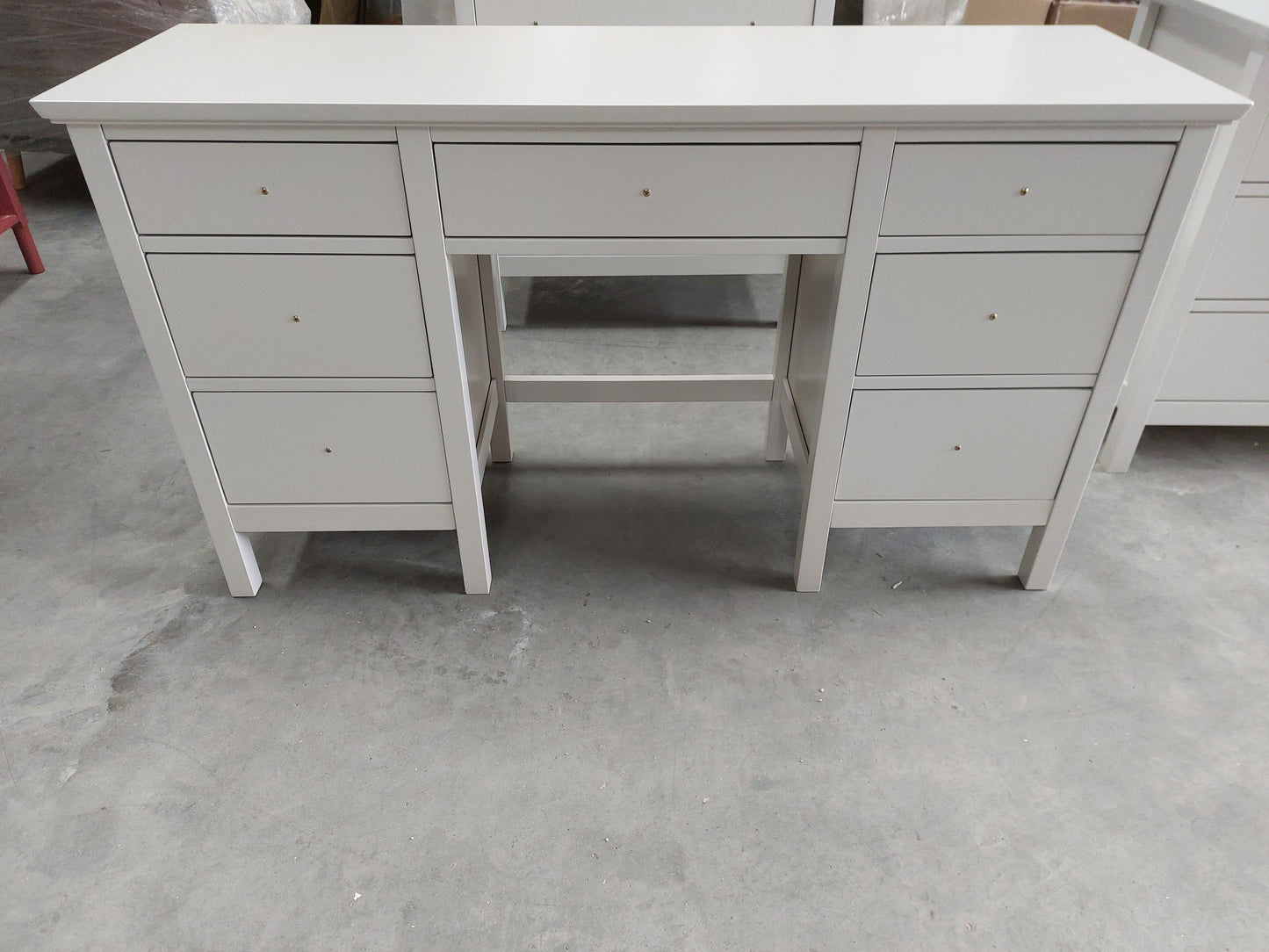 List - WILTON LINEN DRESSING TABLE