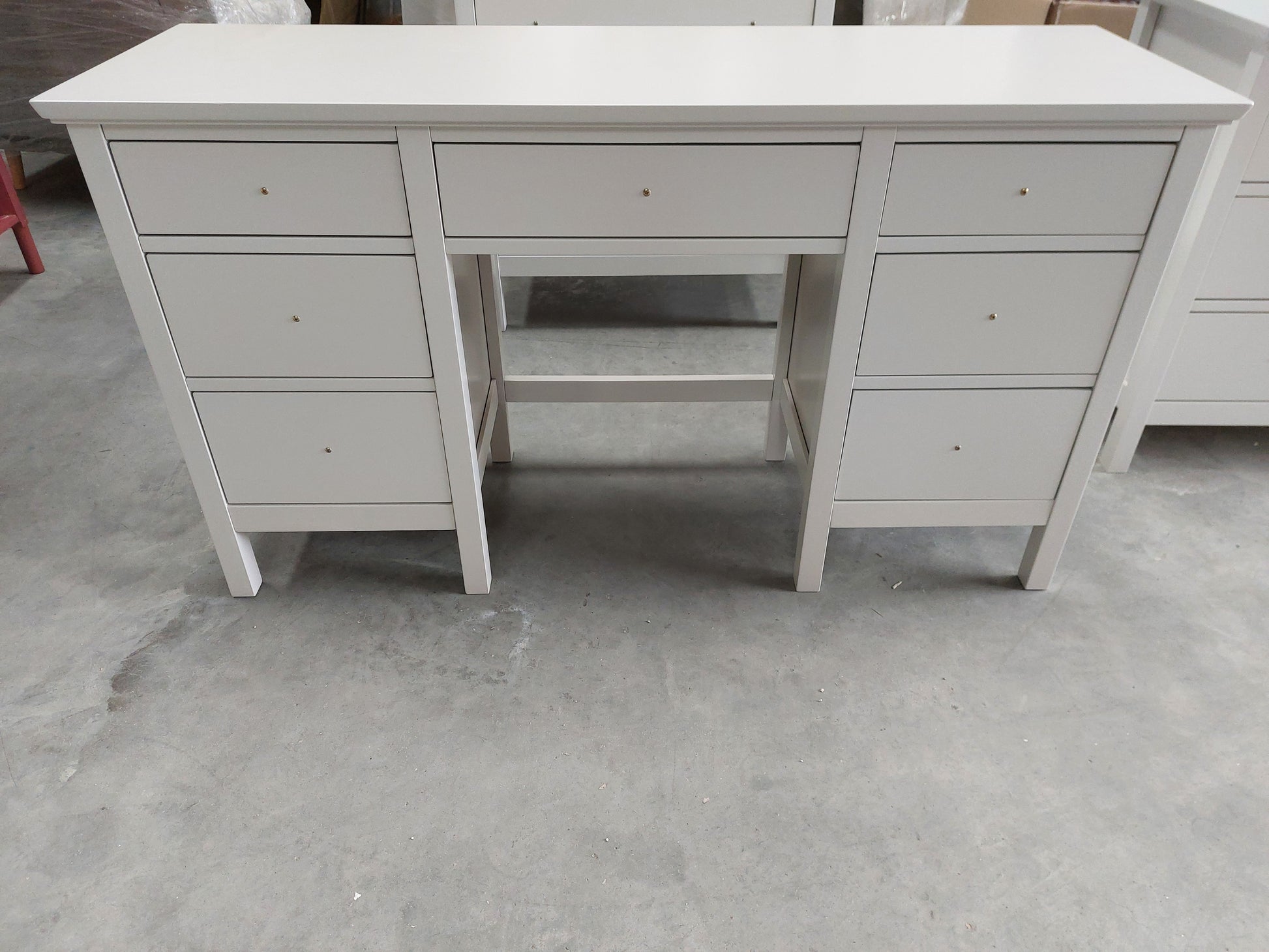 List - WILTON LINEN DRESSING TABLE